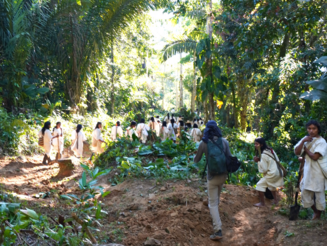 Kogi bereiten gemeinsam Wege vor für die Regenzeit im Wald der Sierra Nevada de Santa Marta