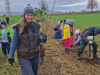 Katja Wiese pflanzt mit Kindern Agroforststreifen.