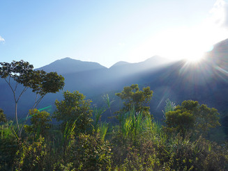 Sonnenlicht fällt auf die Bergkette der Sierra Nevada de Santa Marta in Kolumbien.