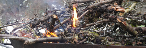Holz aus Streuobstbäumen liegt in einem Kiln und wird gerade angefeuert