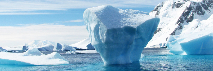 Eisberge und Wasser in der Antarktis