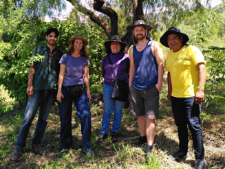 Mehrere Personen stehen auf einer von der Naturschutzorganisation Naturefund angelegten Dynamischen Agroforstparzelle in Bolivien