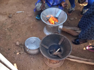 Nafagaz Kocher werden von Frauen betrieben, um Lebensmittel zu kochen