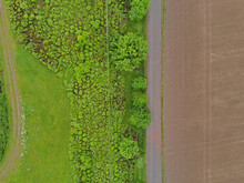 Feld, Straße und Natur aus der Vogelperspektive