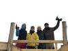Vier Personen stehen auf einer Fanganlage und halten Werkzeuge in den Händen