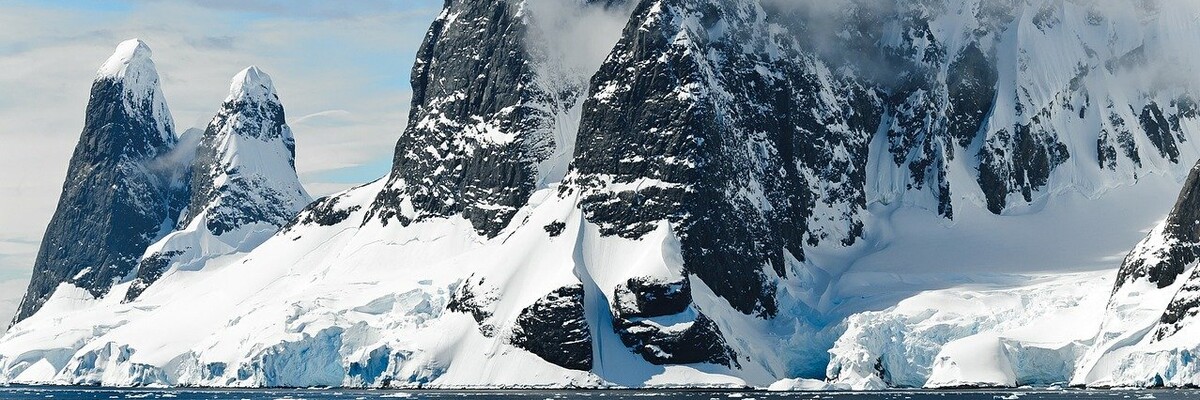 Berge mit Schnee an gefrorenem See