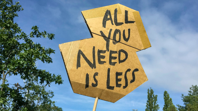 All you need is Less Spruch auf Schild