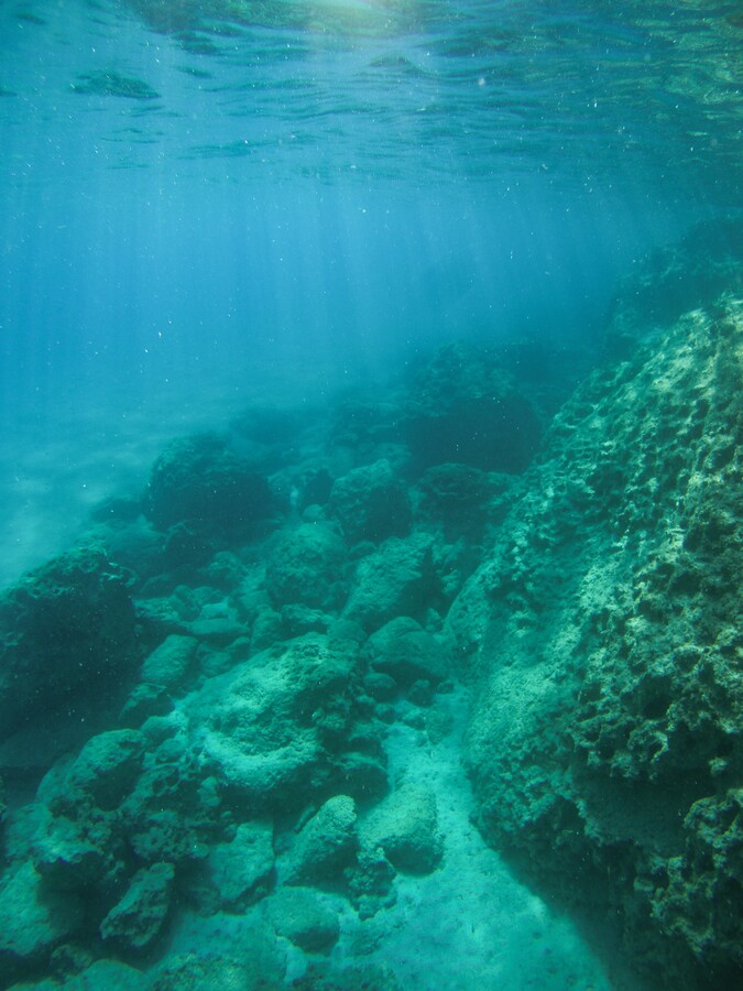 Sonnenstrahlen fallen ins Meerwasser