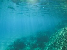 Sonnenstrahlen fallen ins Meerwasser