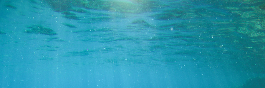 Sonnenstrahlen fallen ins Meerwasser