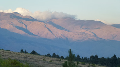 Blick auf die kahlen Berge der bolivianischen Anden