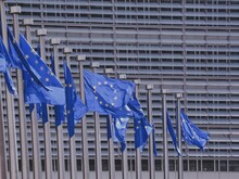 Europäische Flaggen vor Europaparlament
