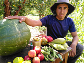 Kleinbauer mit seiner Ernte aus seiner Dynamischen Agroforstparzelle in Bolivien