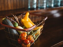 Schale mit Obst und Gemüse steht auf Tisch