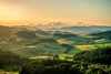 Panoramablick über ein Tal mit naturbelassenen Wäldern sowie Kulturlandschaft