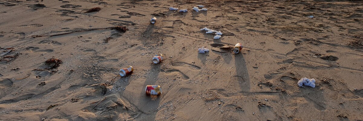 Strand mit Plastikabfällen