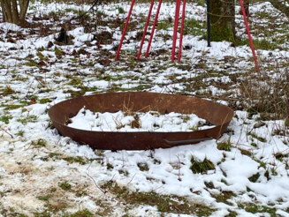 Eisenkreis, der auf Gefäß kommt, liegt im Schnee
