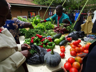 Bauer verkauft auf Markt sein frisches Gemüse
