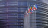 Flaggen der europäischen Ländern sind vor dem europäischen Parlament gehießt
