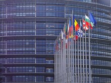 Flaggen der europäischen Ländern sind vor dem europäischen Parlament gehießt