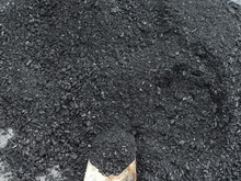 Ein Haufen Pflanzenkohle liegt auf dem Boden