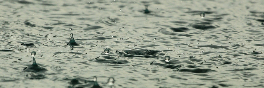 Regen fällt auf Wasser
