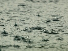 Regen fällt auf Wasser