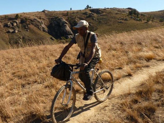 Madagassischer Mann fährt Fahrrad 