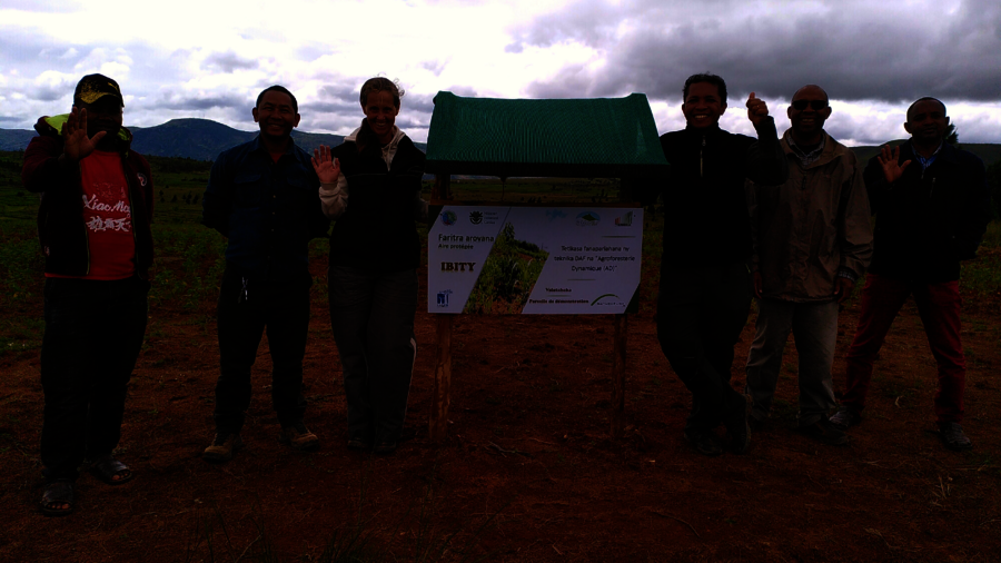Naturefund-Team vor Parzelle in Ibity, Madagaskar