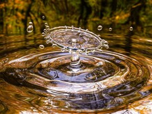 Wassertropfen fällt auf Wasseroberfläche