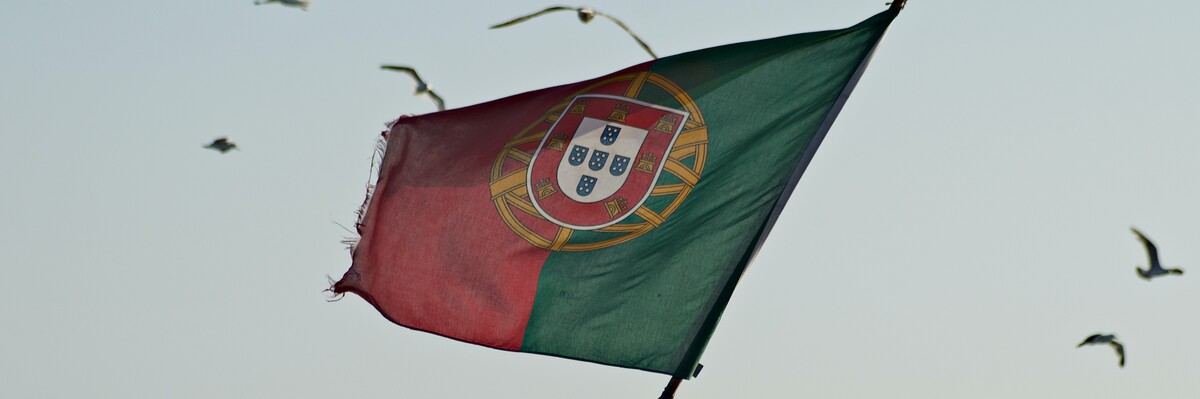 Flagge von Portugal weht in der Luft