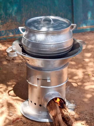 Ein Nafagaz-Kocher wird zum umweltfreundlichen Kochen verwendet