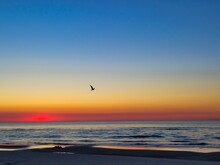 Rot, gelb, blauer Sonnenuntergang über dem Meer