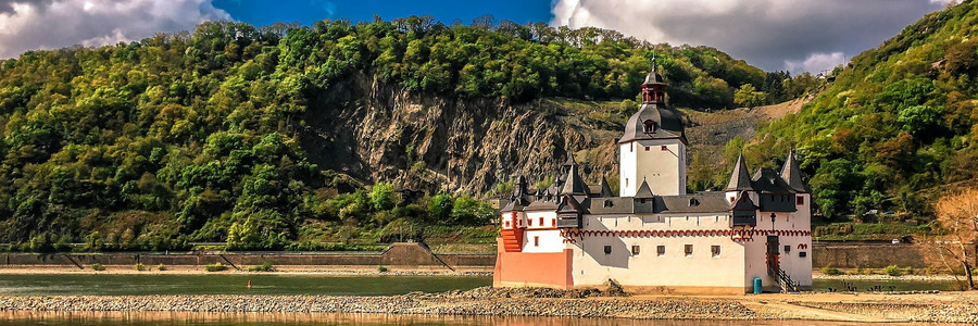Blick über den Rhein auf die Burg Kaub