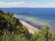 Weiter Blick über das Ostseebad Sellin auf Rügen mit Seebrücke