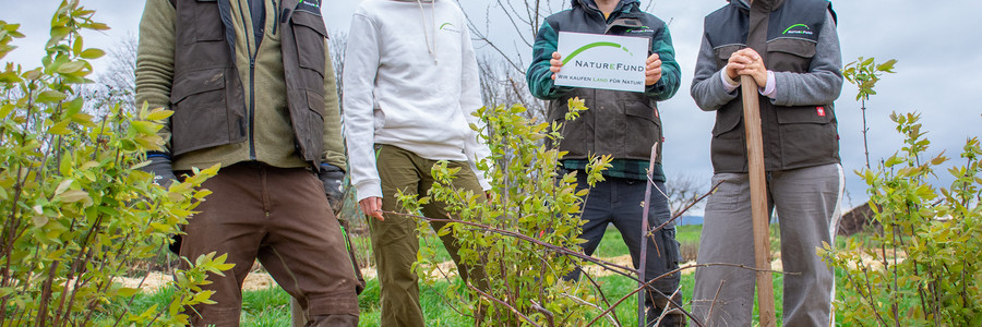 Die Geschäftsführerin und Gründerin von Naturefund Katja Wiese (rechts) mit tatkräftiger Unterstützung des Outdoor-Teams.