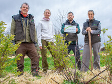 Die Geschäftsführerin und Gründerin von Naturefund Katja Wiese (rechts) mit tatkräftiger Unterstützung des Outdoor-Teams.