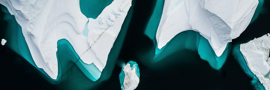 Eisberge in Grönland aus der Luft von oben fotografiert