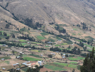 Kleine Ackerflächen prägen Landschaftsbild am Fuße der bolivianischen Anden