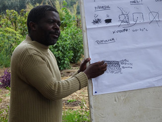 Ein Kleinbauer in Malawi zeigt Techniken an einer Flipchart auf