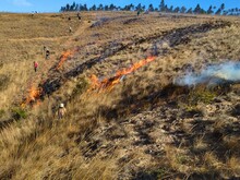 Brandschneisen werden auf Madagaskar als Schutz vor Buschfeuern gebrannt 