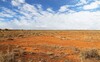 Steppe in Australien unter blauem Himmel