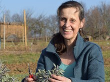 Katja Wiese, die Geschäftsführerin von Naturefund, schneidet Pflanzen in einem Beet
