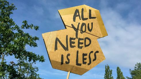 Schild "all you need is less"