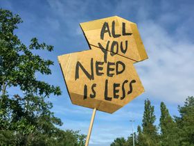 Schild "all you need is less"