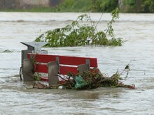 Fluss tritt über die Ufer