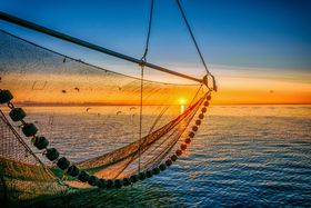 Fischernetzt schwebt über Wasser in der Nordsee