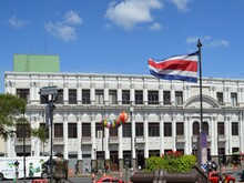 Weißtes Haus hinter wehender Costa Ricanischer Flagge