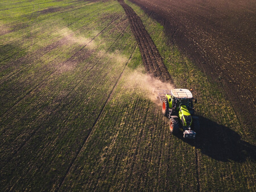 Ein Traktor fährt auf einem Feld
