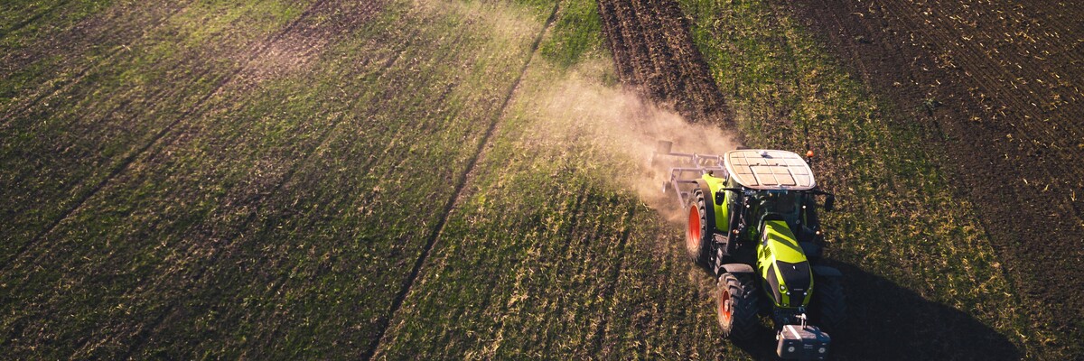 Ein Traktor fährt auf einem Feld